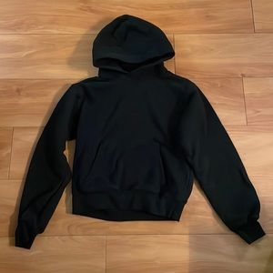 Aritzia TNA Perfect Hoodie in an XS. PERFECT CONDITION. Fitted style.